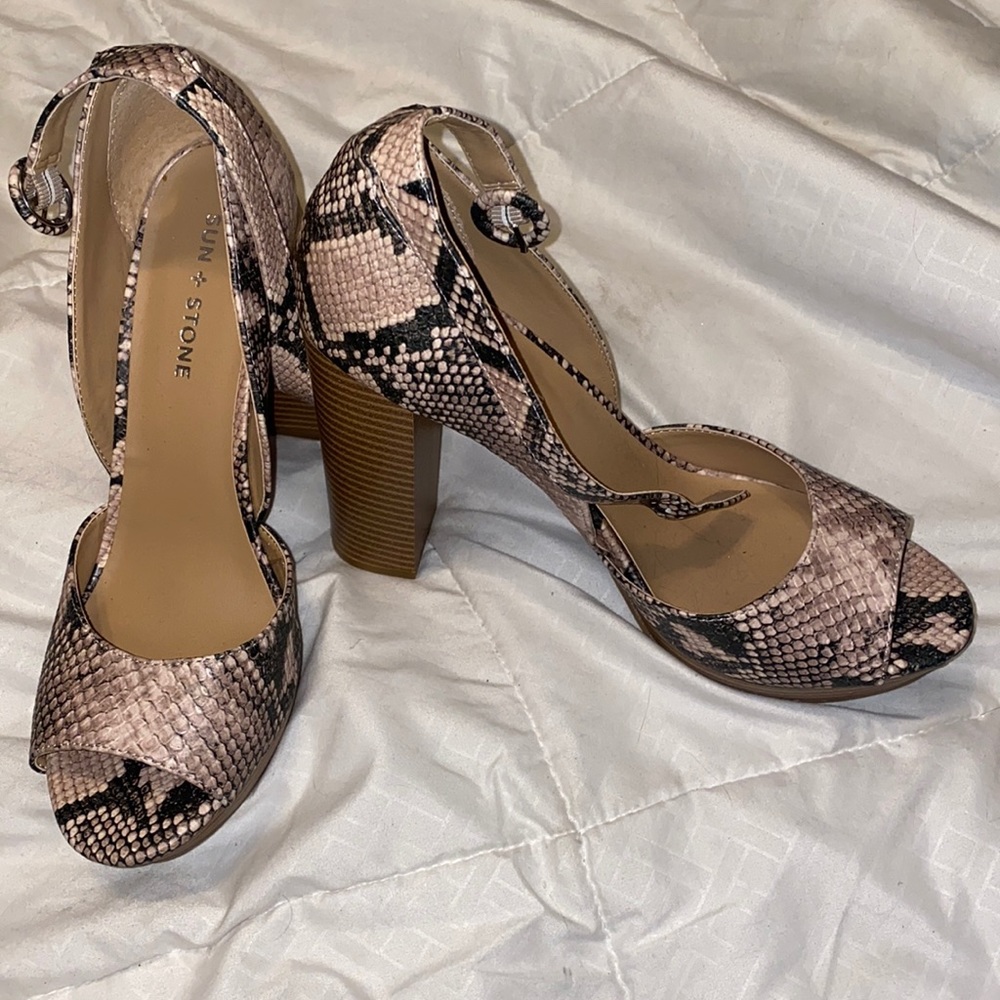 Hott Snake print heels